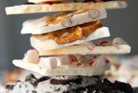 White Chocolate Bark: Easy Recipes and Topping Inspiration